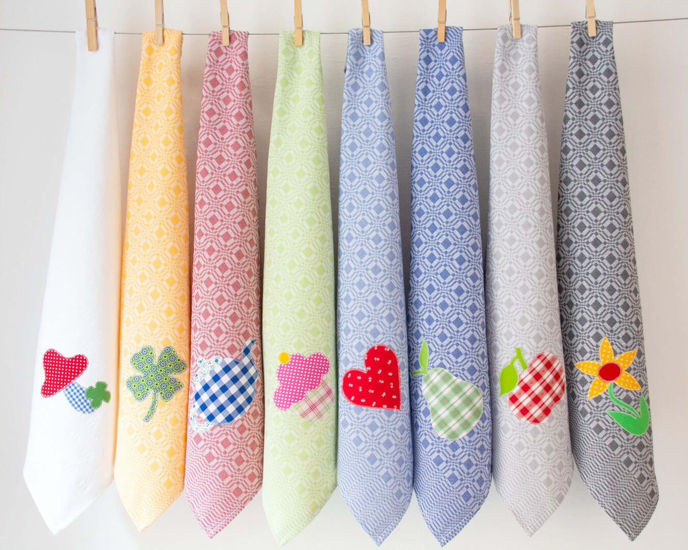 18 GT aufgehaengt neutral In einer Reihe aufgehängte Geschirrtücher