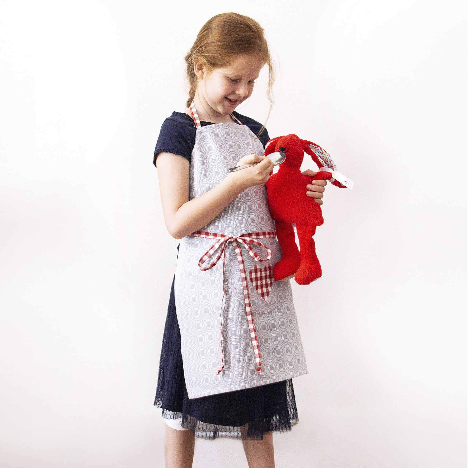 Pia Schürze grau Herz (2) Schürze Kind grau